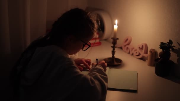Schoolgirl Usa Luz Velas Para Escrever Ler Escuridão Sem Luzes — Vídeo de Stock