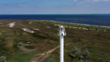 Ukrayna 'nın Dzharylhach Adası, Kherson Bölgesi, Skadovsk' taki Karadeniz 'in kumlu sahillerindeki yeni beyaz ve eski deniz fenerlerinin hava manzarası. Ulusal park Dzharylgach. Karadeniz 'in en büyük adası..