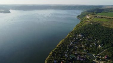 Bakota köyü ve Ukrayna 'daki Dniester Nehri rezervuarı havadan izleniyor. Rocky Green Hills, Ulusal Park 'ın bir parçası, Podilski Tovtry. Nehrin taşmasından oluşan muhteşem büyük göl.