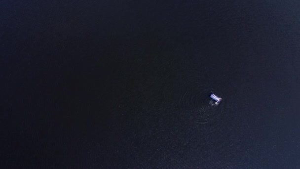 インフレータブルマットレスで正体不明の男の空中トップダウンビューはリラックスし 晴れた日に深い青色の海の水で太陽を楽しんでいます 夏休みと休暇のコンセプト スペースのコピー — ストック動画