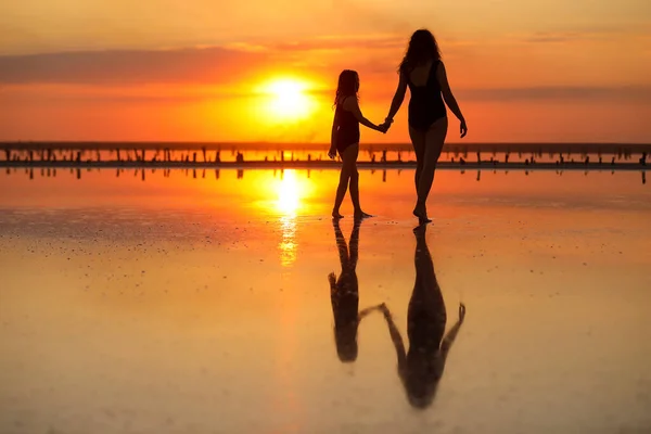 Glücklicher Sommerurlaub Für Die Familie Silhouette Einer Mutter Mit Ihrer — Stockfoto