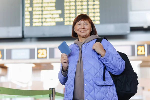 Vuxen Kvinna Resenär Med Handbagage Ryggsäck Innehar Pass Och Väntar — Stockfoto