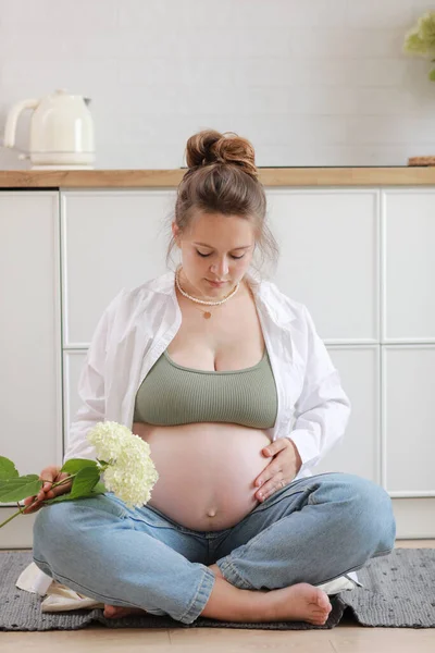 Eko Ciąża Ciężarna Kobieta Dużym Brzuchem Zaawansowane Ciąży Trzymając Biały — Zdjęcie stockowe