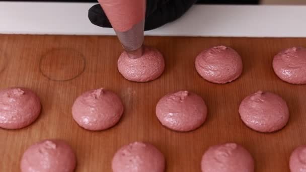 Cuoco Professionista Che Base Dessert Macaron Preparazione Primo Piano Estrusione — Video Stock