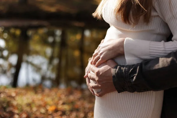 家族の日だ 赤ちゃんを待っているスタイリッシュな認識できない結婚妊娠中のカップル 男は抱きついて外で女腹に触れている ワールドIvの日 家族の概念 — ストック写真