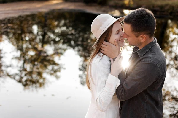 공원에서 옆에서 포옹하고 키스하는 낭만적 모자쓴 여자와 얼굴로 발렌타인데이에 데이트하는 — 스톡 사진