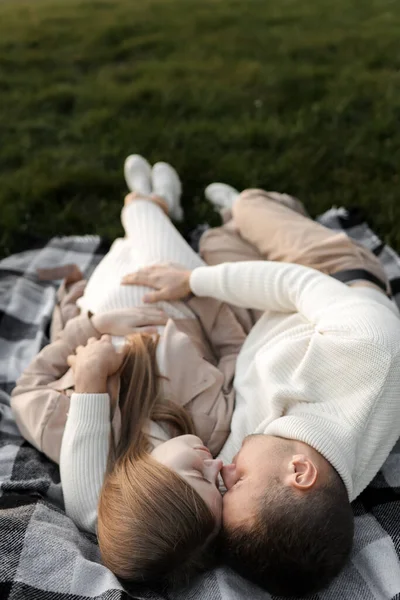 Mutlu Aile Günleri Karı Koca Kucaklaşır Yatar Çimlerin Üzerinde Öpüşürler — Stok fotoğraf