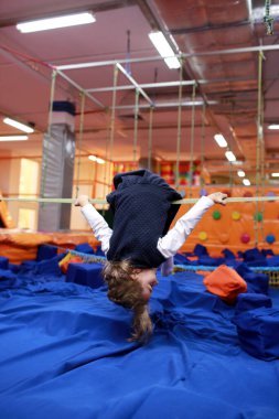 Küçük bebek evin içinde oyun parkında. Aktif küçük kız spor merkezinde eğleniyor.