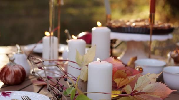 Bela Mesa Outono Festivo Ação Graças Com Velas Brancas Folhas — Vídeo de Stock