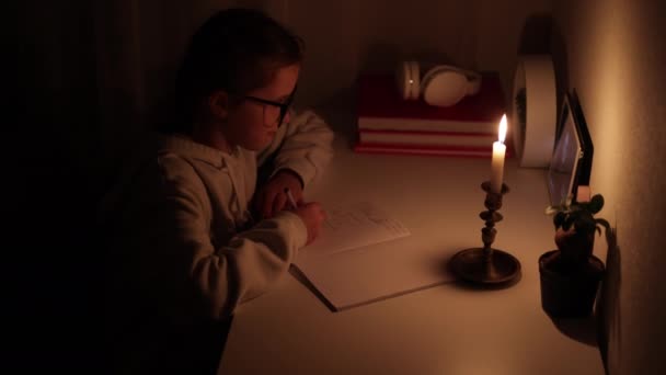 Uczennica Odległość Uczenia Się Domu Całkowitej Ciemności Bez Światła Elektrycznego — Wideo stockowe