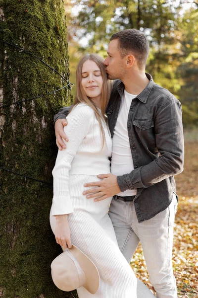 Smiling Stylish Pregnant Woman Man Hugs Touchs Belly Listen Baby — Stock Photo, Image