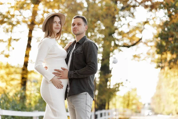 Zwangerschap Ouderschap Concept Glimlachende Man Loopt Met Zwangere Vrouw Kijken — Stockfoto
