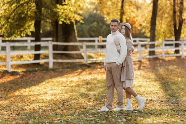 若いスタイリッシュなカップル愛好家が秋の公園で抱き合っています 恋に男と女の間の素敵なロマンチックな瞬間 幸せな家族だ 幸福の概念 — ストック写真
