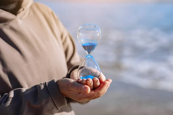 Час Працює Швидко Пісочний Годинник Блакитним Піском Всередині Зрілій Руці — стокове фото