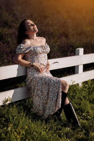 Junge Schöne Frau Floralen Sexy Kleid Hält Lavendelblüte Den Händen — Stockfoto