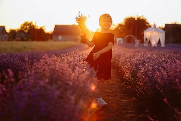 Cute Girl Bouquet Lavender Flowers Her Hands Walking Lavender Field — Stockfoto
