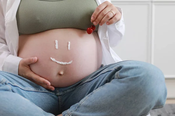 Primer Plano Del Torso Joven Modelo Embarazada Aplicando Crema Hidratante — Foto de Stock