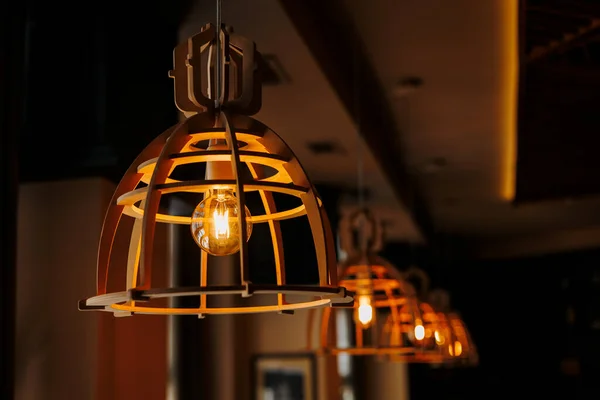Modern Ahşap Tavan Lambaları Restoran Içi Ofis Binası Dekorasyonu Çağdaş — Stok fotoğraf