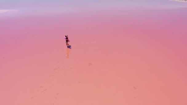 Вид Воздуха Молодая Женщина Черном Купальнике Несет Надувной Розовый Поплавок — стоковое видео