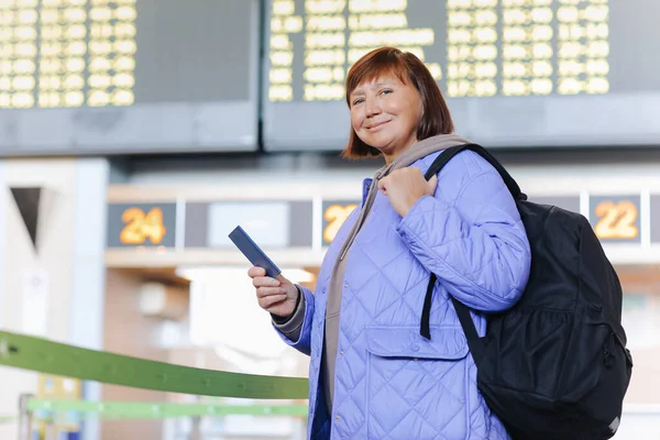 Mujer Adulta Viajera Con Equipaje Mano Mochila Tiene Pasaporte Espera — Foto de Stock