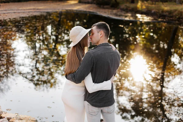 Stylish Romantic Young Loving Couple Embracing Kissing Pond Autumn Park — Stock Photo, Image
