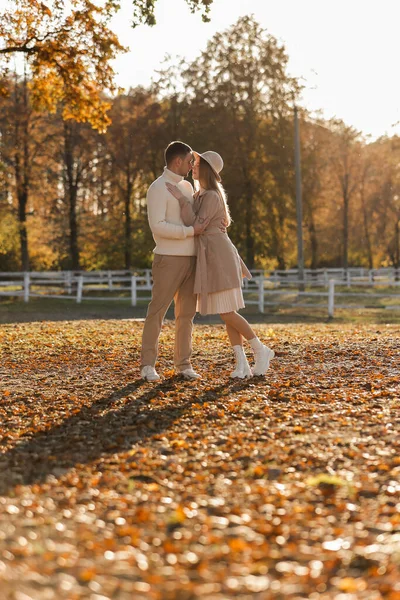 Les Jeunes Amateurs Couples Élégants Embrassent Embrassent Dans Parc Automne — Photo