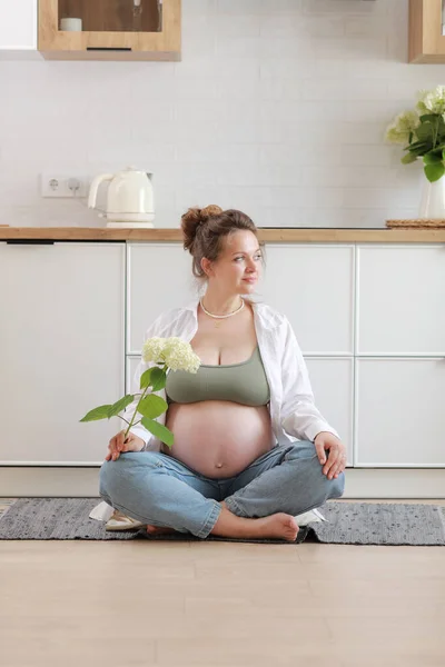 Eko Ciąża Ciężarna Kobieta Dużym Brzuchem Zaawansowane Ciąży Trzymając Biały — Zdjęcie stockowe