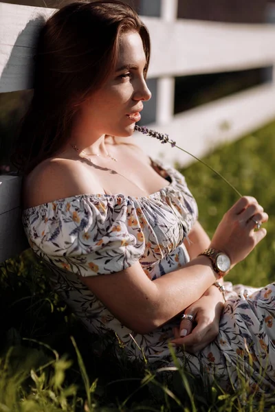Ung Vacker Kvinna Blommig Sexig Klänning Håller Lavendelblomma Händerna Sitter — Stockfoto