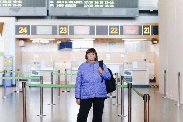 Ταξίδια Διακοπές Τουριστικές Ιδέες Ευτυχισμένη Ενήλικη Γυναίκα Ταξιδιώτη Χειραποσκευές Σακίδιο — Φωτογραφία Αρχείου