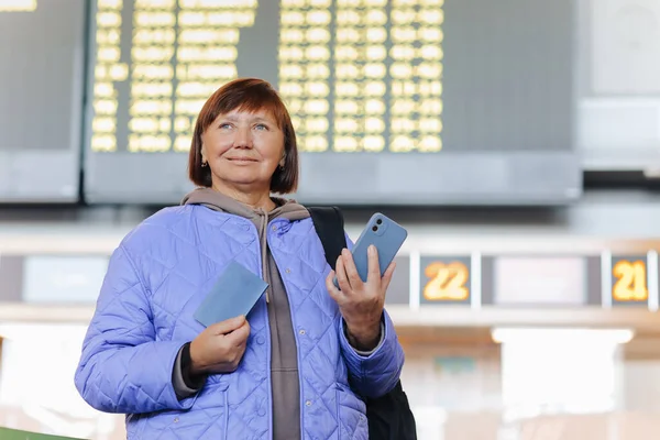 Μεσήλικας Ταξιδιώτης Γυναίκα Σακίδιο Κατέχει Διαβατήριο Χρησιμοποιεί Κινητό Τηλέφωνο Στο — Φωτογραφία Αρχείου
