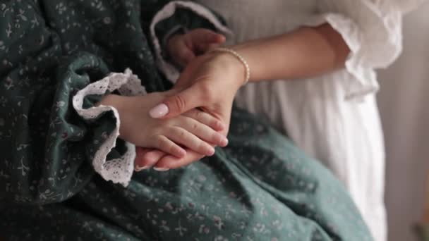 Mödradagen Beskuren Bild Känslig Mamma Smeka Händer Lilla Dotter Tillit — Stockvideo