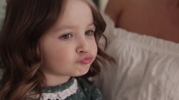 Fête Des Mères Gros Plan Adorable Petite Fille Drôle Avec — Video