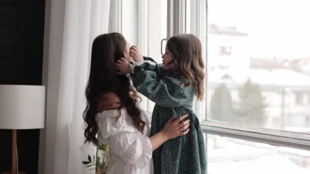 Bella Giovane Mamma Figlia Adorabile Abbracciano Godono Trascorrere Del Tempo — Video Stock