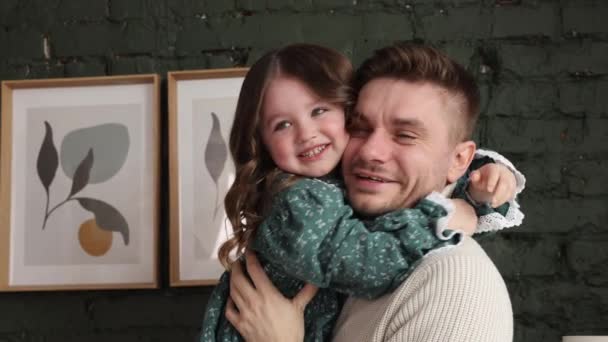 Babalar Günü Mutlu Sevgi Dolu Bekar Bir Aile Babası Evde — Stok video