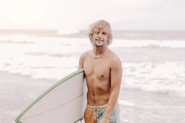 Schöner Fitter Junger Blonder Mann Mit Surfbrett Attrappe Wartet Strand — Stockfoto