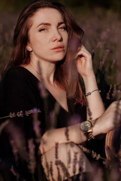 Portré Fiatal Szexi Fekete Ruhában Virágzó Illatos Lila Levendula Mező — Stock Fotó