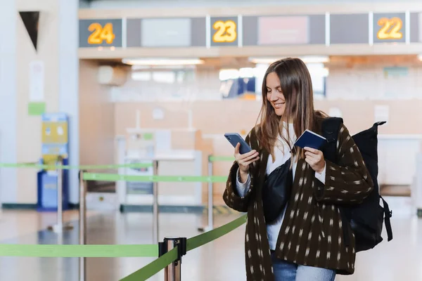 서비스 책상을 점검하고 웃으며 가방을 터미널에서 여권을 관광객 — 스톡 사진