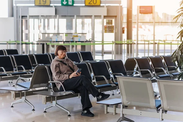 Yetişkin Gezgin Kadın Havaalanı Terminalinde Oturmuş Kalkış Için Uçağa Binerken — Stok fotoğraf