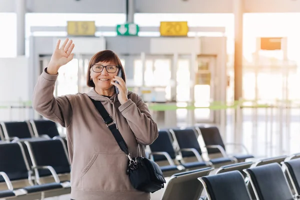 Felice Viaggiatore Maturo Sorridente Donna Tenere Smartphone Mano Onda Nel — Foto Stock