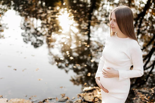 Moederdag Mooie Jonge Zwangere Vrouw Wit Strak Gebreide Jurk Met — Stockfoto