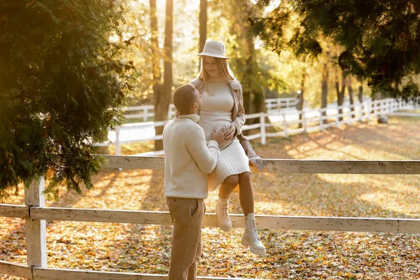 Młodzi Stylowi Kochankowie Przytulają Się Jesiennym Parku Uroczy Romantyczny Moment — Zdjęcie stockowe