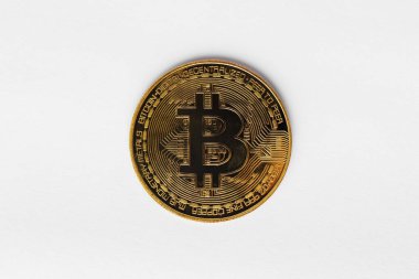 Sikke altın bitcoin sembolü siber dünyada çevrimiçi iş ve para değişimi için kullanılan modern dijital kripto para birimi, beyaz arka planda izole. Finansal ve ticari yatırım ticareti kavramı.