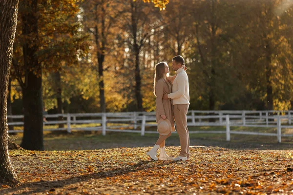 若いスタイリッシュなカップル愛好家は 秋の公園で抱き合ってキスしています 恋に男と女の間に素敵なロマンチックな瞬間 お互いを探しています 幸せな家族だ 幸福の概念 — ストック写真