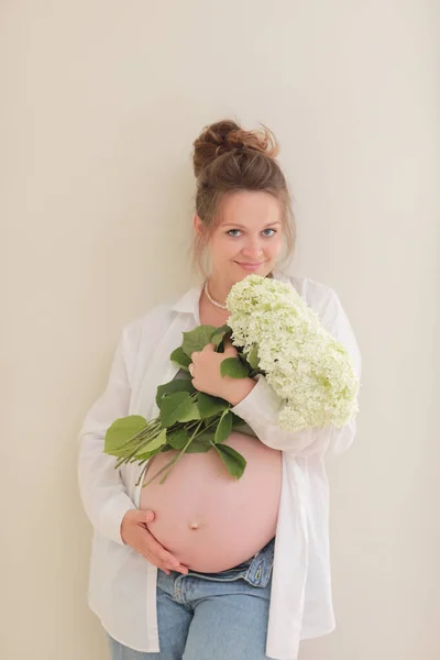 Zdrowa Ciąża Widok Boku Kobieta Ciąży Dużym Brzuchem Zaawansowane Ciąży — Zdjęcie stockowe