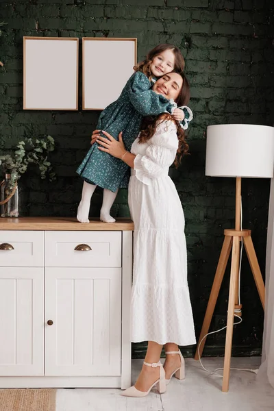 Dia Mãe Sensível Jovem Mãe Abraça Sua Pequena Filha Adorável — Fotografia de Stock