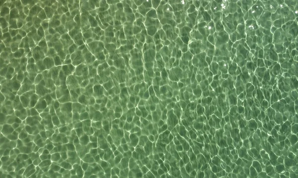 Vista Superior Mar Água Transparente Com Pedra Seixos Inferior Brilho — Fotografia de Stock