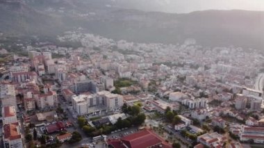 Yazın güneşli bir günde modern ve eski Budva, Adriyatik Denizi kıyısındaki Mongenegro ve Saint Nikholas adasının havadan görünüşü. Turizm ve popüler deniz tatil beldesi