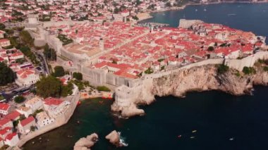 Hırvatistan 'ın Dubrovnik eski tarihi kenti ve Adriyatik denizinin çatılarının havadan görünüşü. UNESCO Dünya Mirası sitesi, ünlü turistik mekan. Tatil ve macera.