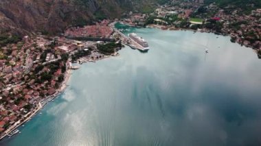 Akdeniz 'in Boka Körfezi kıyısındaki eski Kotor Montenegro kasabasının hava manzarası. Tatil yeri ve Avrupa 'da turist tuzağı. Güneşli bir yaz gününde İHA görüntüsü