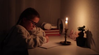 Liseli kız, mum ışığını evde elektrik olmadan karanlıkta yazmak ve okumak için kullanır. Görme bozukluğu olan gençler ders çalışırken gözlük takıyor ve bilinç kaybı sırasında okul ödevi yapıyorlar. Görme sorunları var..